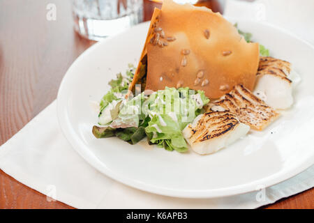 La viande de crabe avec du pain grillé, sauce et les herbes fraîches, close-up. Banque D'Images