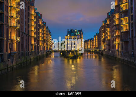 Château d'eau dans le vieux quartier d'entrepôts ou de Speicherstadt, Hambourg, Allemagne Banque D'Images