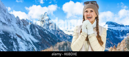 L'hiver à plus haut niveau de l'amusement. portrait of smiling woman voyageur moderne à l'avant de paysages de montagne au Tyrol du sud, Italie réchauffement de la main de br Banque D'Images