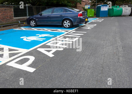 Places de parking pour parents et enfants espace désigné dans parking Angleterre Royaume-Uni Grande-Bretagne Banque D'Images