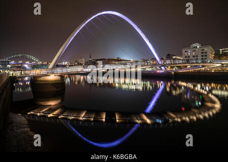 Le Newcaste-Upon-Tyne et Gateshead quayside de nuit, montrant le Milennium et ponts Tyne et Newcastle Quayside Banque D'Images