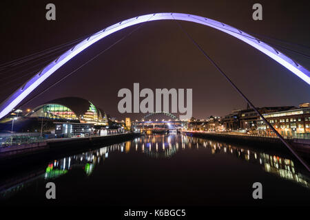 Le Newcaste-Upon-Tyne et Gateshead quayside de nuit, montrant le Sage, Milennium et ponts Tyne Banque D'Images