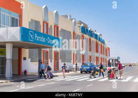 Cap vert Sal Vue extérieure de l'aéroport de départs de touristes traversant Entrée Amílcar Cabral International Airport L'île de Sal, Cap-Vert, Afrique Banque D'Images