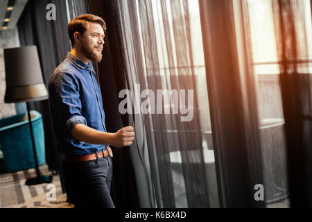 Man enjoying view de la luxueuse chambre d'hôtel Banque D'Images