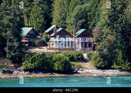 Maisons à la côte des îles du golfe à l'île de Vancouver, Colombie-Britannique, Canada. Banque D'Images