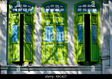 Singapour extérieur de maison boutique traditionnelle avec fenêtres et en bois vert et bleu les majorquines dans la zone de Fremantle historique. Banque D'Images