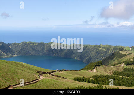 Panorama de Lagoa Verde avec Ocean in background, Sao Miguel, Açores, Portugal Banque D'Images