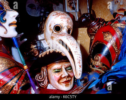 Venise, Vénétie, Italie. Vitrine avec des masques de carnaval traditionnel. Banque D'Images