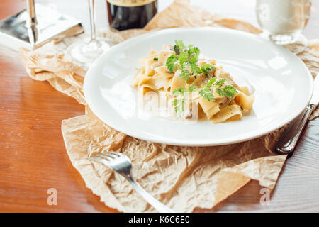 Les épinards fettucine sur platine - style de cuisine italienne Banque D'Images