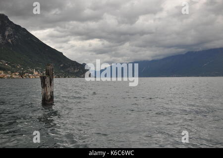 Rocky et des rives du lac de garde en Italie Banque D'Images