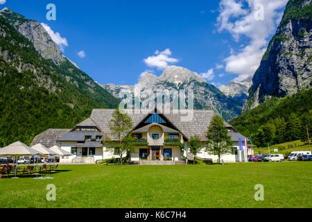 Dom musée trenta avec les sommets des montagnes veliki pihavec dans le Triglav et distance dans le parc national du Triglav Banque D'Images