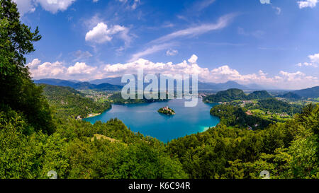 Vue aérienne vue panoramique sur le lac blejsko jezero, Bled, et l'île de bled, Blejski Otok, avec l'église de pèlerinage dédiée à l'assomption de Marie à partir de Banque D'Images