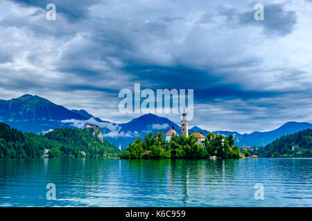 L'île de bled, Blejski Otok, avec l'église de pèlerinage dédiée à l'assomption de Marie vu à travers le lac blejsko jezero, Bled Banque D'Images