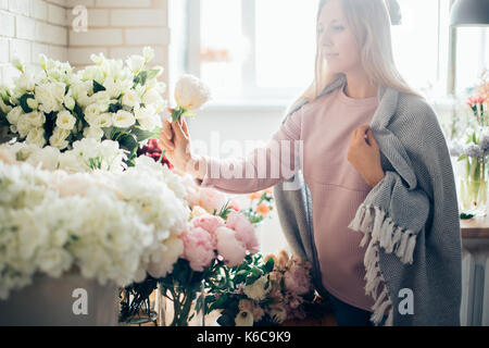 De la fleur fleuriste prend les pivoines de Bush Banque D'Images