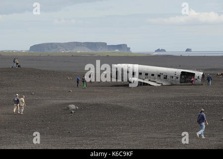 Épave d'un avion de la marine américaine Douglas DC-3, forcé de s'écraser en 1973, sur la plage de sable noir près de Vik. Banque D'Images