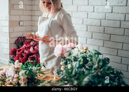 Fleuriste femme prendre des photos de fleurs avec un téléphone mobile Banque D'Images
