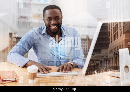 Cheerful handsome man vous regarde avec excitation Banque D'Images