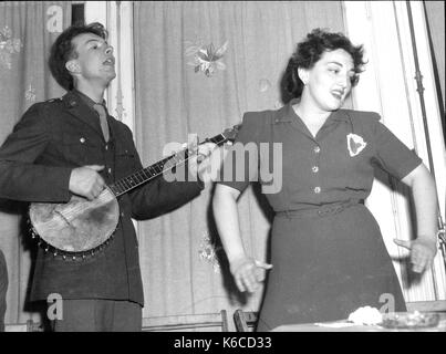 Pete SEEGER (1919-2014) musicien folk américain lors d'une fête de la Saint-Valentin pour marquer l'ouverture de la cantine du United Federal Labour à Washington en 1944 Banque D'Images