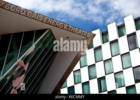 Théâtre Bord Gais Energy par l'architecte américain Daniel Libeskind et façade de l'hôtel de marqueur, Grand Canal Square, Docklands. Dublin, Irlande, Europe Banque D'Images