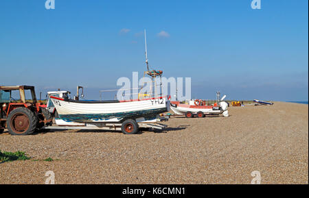 Bateaux de pêche côtière, sec, sur l'arête de galets sur la côte nord du comté de Norfolk à claj-next-the-Sea, Norfolk, Angleterre, Royaume-Uni. Banque D'Images