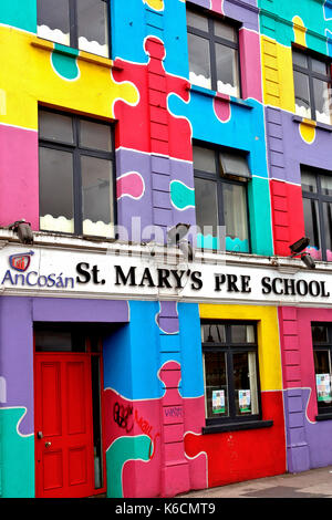 Façade multicolore de la maison d'école St. Mary. Bâtiment de scie sauteuse sur City Quay. Dublin, République d'Irlande, Europe, Union européenne, UE. Banque D'Images