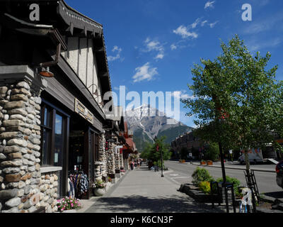 Avec l'avenue Banff Mount Norquay dans la distance, Banff, Alberta, Canada. Banque D'Images