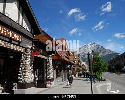 Avec l'avenue Banff Mount Norquay dans la distance, Banff, Alberta, Canada. Banque D'Images