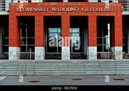 Théâtre national slovène, Slovensko Narodno Gledališče. Nova Gorica Slovénie, Europe, Union européenne, UE. Gros plan de l'entrée. Banque D'Images