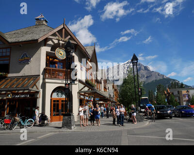 Coin de l'avenue Banff caribou st et avec la distance de Mount Norquay, Banff, Alberta, Canada. Banque D'Images