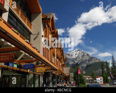 Avec l'avenue Banff Mount Norquay dans la distance, Banff, Alberta, Canada. Banque D'Images