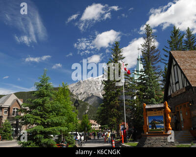 Mt Norquay et le centre des visiteurs du parc national de Banff, l'avenue Banff, Banff, Alberta, Canada. Banque D'Images