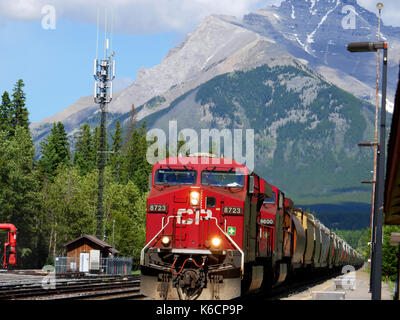 Un train de marchandises du Canadien Pacifique traverse Banff, Canada, avec le mont Norquay en arrière-plan. Banque D'Images