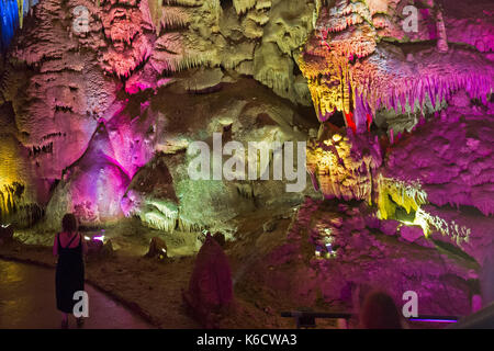 À l'intérieur du système de grottes Prométhée, au nord-ouest de Koutaïssi en Géorgie.Les grottes, les stalactites et stalagmites, sont éclairées avec des lumières colorées. Banque D'Images