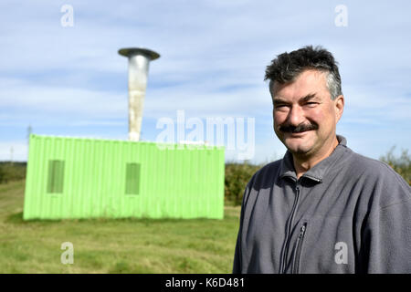 Svincany, République tchèque. 12 sep, 2017. grêle cannon est vu dans svincany, près de Pardubice, République tchèque, le 12 septembre 2017. producteur tchèque jaroslav nevole défend ses vergers contre les intempéries par la grêle cannon. l'onde de choc du canon lisse la grêle de neige ou de pluie. le canon est un grand récipient vert avec un entonnoir. cheminée produisent des ondes de l'impact avec l'acétylène, qui est de la pression des bouteilles. le souffle de l'air dans la chambre de combustion de l'acétylène dans la cheminée, l'étincelle électrique puis lancer l'cannon. crédit : Josef vostarek/ctk photo/Alamy live news Banque D'Images