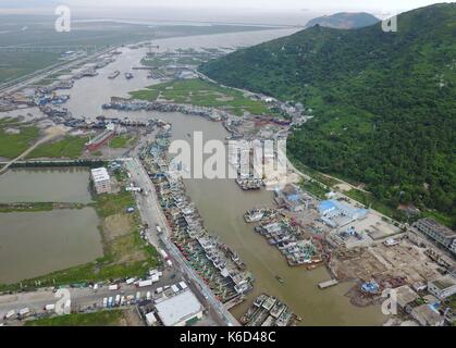 Wenzhou, province de Zhejiang en Chine. 12 sep, 2017. bateaux de pêche sont amarrés dans un port de cangnan de Wenzhou, province de Zhejiang en Chine de l'Est, sept. 12, 2017. Le centre météorologique national (CMN) a émis une alerte bleue mardi pour typhon talim, qui pourrait s'intensifier à un super typhon et est susceptible d'a frappé la côte sud-est du jeudi ou vendredi. crédit : su qiaojiang/Xinhua/Alamy live news Banque D'Images