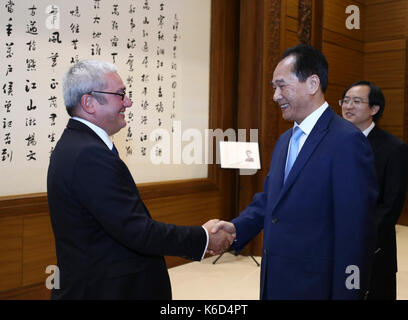 (170912) -- Beijing, sept. 12, 2017 (Xinhua) -- le président de l'agence de presse Xinhua cai mingzhao (r) se réunit avec son agence France-Presse (AFP) Emmanuel hoog homologue à Beijing, capitale de la Chine, sept. 12, 2017. Cette année marque le 60e anniversaire de la signature de nouvelles ententes d'échange entre l'afp et xinhua, Cai a dit, exprimant son espoir que les deux parties feront augmenter les communications et la coopération dans le développement de nouveaux médias. Cai a informé son homologue sur l'afp xinhua les progrès réalisés dans l'amélioration de la photographie, de courtes vidéos, des services d'information et de technologie. hoog a dit que l'afp et Banque D'Images