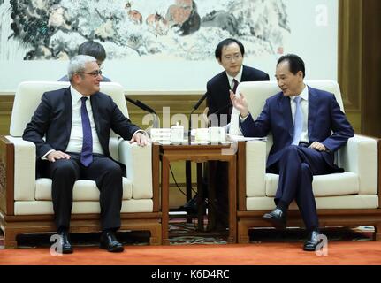 (170912) -- Beijing, sept. 12, 2017 (Xinhua) -- le président de l'agence de presse Xinhua cai mingzhao (r) se réunit avec son agence France-Presse (AFP) Emmanuel hoog homologue à Beijing, capitale de la Chine, sept. 12, 2017. Cette année marque le 60e anniversaire de la signature de nouvelles ententes d'échange entre l'afp et xinhua, Cai a dit, exprimant son espoir que les deux parties feront augmenter les communications et la coopération dans le développement de nouveaux médias. Cai a informé son homologue sur l'afp xinhua les progrès réalisés dans l'amélioration de la photographie, de courtes vidéos, des services d'information et de technologie. hoog a dit que l'afp et Banque D'Images