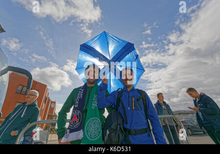 Glasgow, Ecosse, Royaume-Uni. Sept 12, 2017. paris saint-germain football club, communément connu sous le nom de Celtic Glasgow psg jouer dans la ligue des champions ce soir. Deux fans basque s'est rendu à Glasgow de l'Espagne, mais a dû utiliser le parapluie de l'Écosse qu'un parasol en raison de bonnes conditions météorologiques inattendues . Crédit : Gérard ferry/Alamy live news Banque D'Images