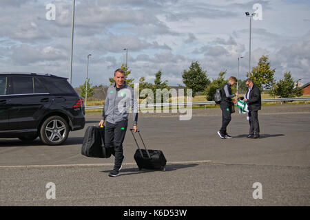 Glasgow, Ecosse, Royaume-Uni. Sept 12, 2017. paris saint-germain football club, communément connu sous le nom de Celtic Glasgow psg jouer dans la ligue des champions ce soir. Brendan rodgers arrive comme stewart armstrong signe une chemise et l'équipe a rencontré celtique arrive au stade de la joie il y a des fans de crédit . : Gérard ferry/Alamy live news Banque D'Images