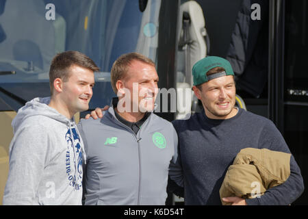 Glasgow, Ecosse, Royaume-Uni. Sept 12, 2017. paris saint-germain football club, communément connu sous le nom de Celtic Glasgow psg jouer dans la ligue des champions ce soir. Brendan rodgers pose avec les fans pour les photos et l'équipe a rencontré celtique au stade de la joie il y a des fans de crédit . : Gérard ferry/Alamy live news Banque D'Images