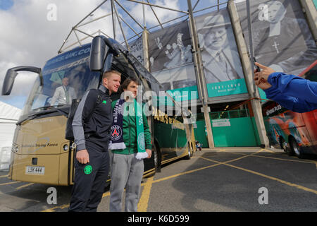 Glasgow, Ecosse, Royaume-Uni. Sept 12, 2017. paris saint-germain football club, communément connu sous le nom de Celtic Glasgow psg jouer dans la ligue des champions ce soir. brendon et l'équipe a rencontré celtique au stade de la joie il y a des fans jonny hayes pose pour photos. crédit : Gérard ferry/Alamy live news Banque D'Images