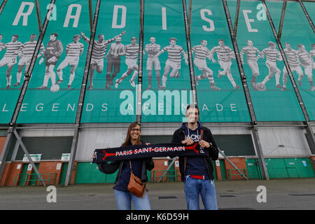 Glasgow, Ecosse, Royaume-Uni. Sept 12, 2017. paris saint-germain football club, communément connu sous le nom de Celtic Glasgow psg jouer dans la ligue des champions ce soir. psg fans arrivent à récupérer leurs billets à l'heure du déjeuner . Crédit : Gérard ferry/Alamy live news Banque D'Images