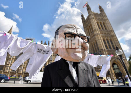 Londres, Royaume-Uni. 12 Sep, 2017. Un homme se tient en dehors du Parlement portant un masque de tête de papier mâché de Rupert Murdoch comme Karen Bradley, Secrétaire de la Culture, annonce qu'elle fera référence 21e siècle Fox's EUR11.67bn offre d'achat Ciel pour les autorités de la concurrence en raison de la pluralité des médias et les normes de radiodiffusion. Crédit : Stephen Chung/Alamy Live News Banque D'Images