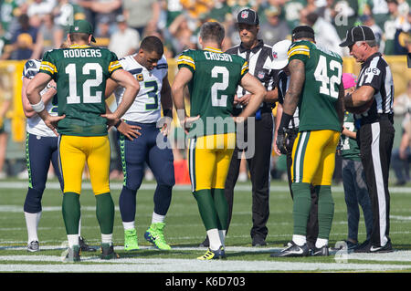 Green Bay, WI, USA. Sep 10, 2017. Emballeur et Seahawks joueurs pendant le tirage au sort avant le match de football américain NFL entre les Seattle Seahawks et les Packers de Green Bay à Lambeau Field de Green Bay, WI. Green Bay Seattle défait 17-9. John Fisher/CSM/Alamy Live News Banque D'Images