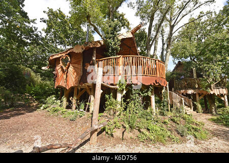 Genève à Sussex, UK. 12 sep, 2017. Une nouvelle maison de l'arbre a été dévoilé au Salon de Genève à camping bois blackberry à Sussex . Le nouveau quartier maison de l'arbre appelé vrac a été construit par Tim Johnson propriétaire du camping et est plus grande que l'original à côté maison de l'arbre appelé pêle . le camping insolite est bien connu pour avoir un bus de Londres et d'un vieux hélicoptères wessex où les gens peuvent aussi séjourner dans un cadre paisible niché juste au nord du parc national des South Downs crédit : Simon dack/Alamy live news Banque D'Images