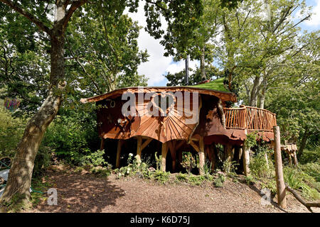 Genève à Sussex, UK. 12 sep, 2017. Une nouvelle maison de l'arbre a été dévoilé au Salon de Genève à camping bois blackberry à Sussex . Le nouveau quartier maison de l'arbre appelé vrac a été construit par Tim Johnson propriétaire du camping et est plus grande que l'original à côté maison de l'arbre appelé pêle . le camping insolite est bien connu pour avoir un bus de Londres et d'un vieux hélicoptères wessex où les gens peuvent aussi séjourner dans un cadre paisible niché juste au nord du parc national des South Downs crédit : Simon dack/Alamy live news Banque D'Images