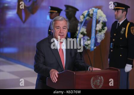 Nations Unies, New York, Etats-Unis, septembre 12 2017 - le Secrétaire général Antonio Guterres dépose une couronne à la mémoire de l'ancien Secrétaire général Dag Hammarskjold, lors d'une cérémonie marquant le 56e anniversaire de la mort de Hammarskjolds aujourd'hui au siège de l'ONU à New York. Photo: Luiz Rampelotto/EuropaNewswire | utilisation dans le monde entier Banque D'Images