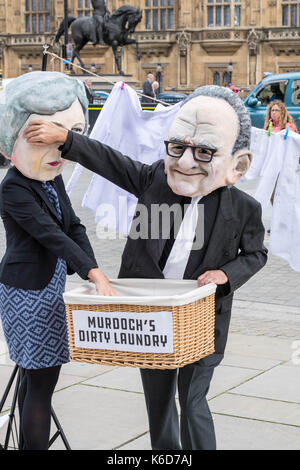 Londres, Royaume-Uni. Sep 12, 2017 manifestants masqués. devant le Parlement pour l'annonce du renvoi aux autorités de la concurrence du 21e siècle fox offre pour sky crédit : Ian Davidson/Alamy live news Banque D'Images