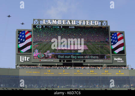 Green Bay, WI, USA. Sep 10, 2017. Une mouche sur pendant l'hymne national au cours de la NFL football match entre les Seattle Seahawks et les Packers de Green Bay à Lambeau Field de Green Bay, WI. Green Bay Seattle défait 17-9. John Fisher/CSM/Alamy Live News Banque D'Images