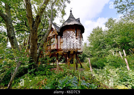 Genève à Sussex, UK. 12 sep, 2017. pêle maison de l'arbre à côté d'une nouvelle maison de l'arbre dévoilée au camping bois blackberry de Genève à Sussex . Le nouveau quartier maison de l'arbre appelé vrac a été construit par Tim Johnson propriétaire du camping et est plus grande que l'original à côté maison de l'arbre appelé pêle . Crédit : Simon dack/Alamy live news Banque D'Images